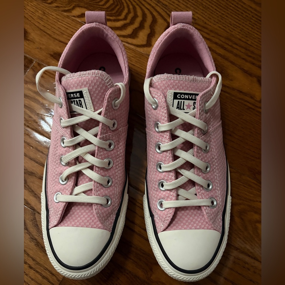 Converse Low Top Sneakers in Light Pink and White
